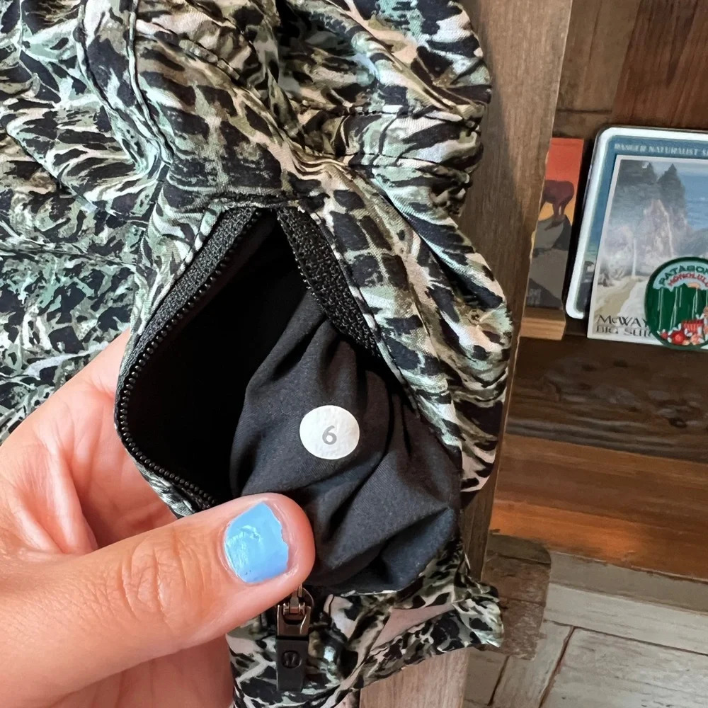 Lululemon women’s Tracker IV short size 6 - Picture 3 of 11